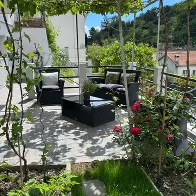 Studio climatisé avec terrasse ombragée dans maison au calme et dans la verdure