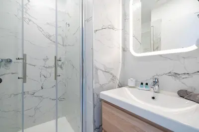 a bathroom with a sink and a shower at Charmant 2P au cœur de Nice in Nice