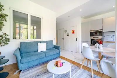 a living room with a blue couch and a table at Charmant 2P au cœur de Nice in Nice