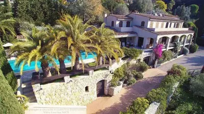 an aerial view of a house with palm trees at Villa loucisa Nice piscine vue mer 8 chambres 24 couchages in Nice