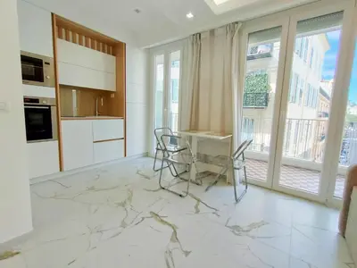 a kitchen with a table and chairs and windows at France 105 Super Centrale 2 Pers WiFi AC in Nice