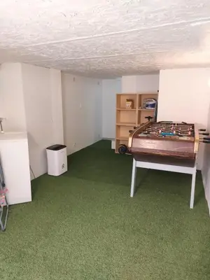 a room with a bed and green carpet at Appartement 2 pieces à Beaulieu-sur-Mer in Beaulieu-sur-Mer