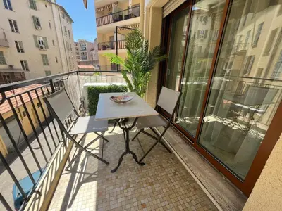 a balcony with a table and chairs on a balcony at Superbe appartement Port de Nice Lumineux,Clim , Parking in Nice