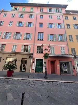 a large pink building on a city street at Studio nel cuore della città in Nice