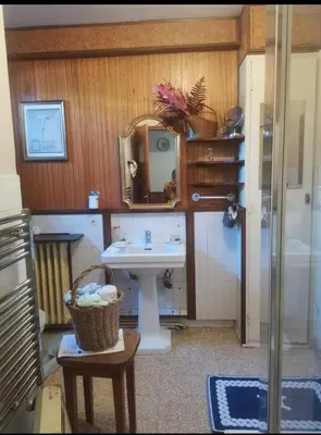 a bathroom with a sink and a mirror at Chambre au calme sur les collines in Nice