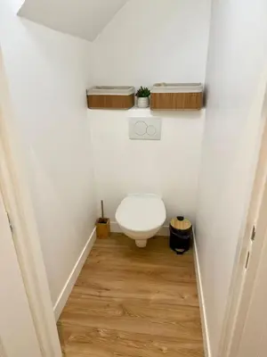 a small bathroom with a toilet in a room at Magnifique 2 pièces - Vieux Nice in Nice