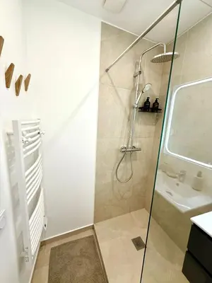 a bathroom with a shower and a sink at Magnifique 2 pièces - Vieux Nice in Nice