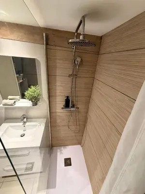 a bathroom with a shower and a sink at Duplex Élégant au Cœur de Nice in Nice