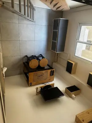 a room with a wooden box and a window at Studio climatisé in Nice