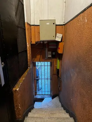 an alley way with a door in a building at Studio climatisé in Nice