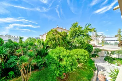 an overhead view of a garden with trees and bushes at Superbe 3 pieces Nice 100m de la mer in Nice