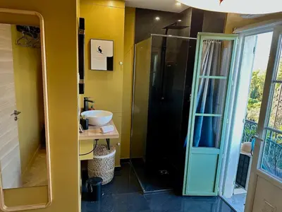 a bathroom with a glass shower and a sink at 2 chambres, balcons, vue imprenable, climatisation - PALACE BLEU in Nice