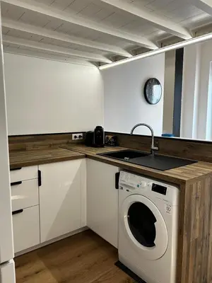 a kitchen with a washing machine and a sink at Cosy Studio Climatisé en plein cœur de Nice in Nice