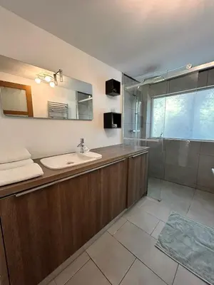 a bathroom with a sink and a shower at Proche bord de mer, au calme, nature avec piscine in La Gaude