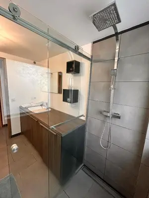a bathroom with a shower and a sink at Proche bord de mer, au calme, nature avec piscine in La Gaude