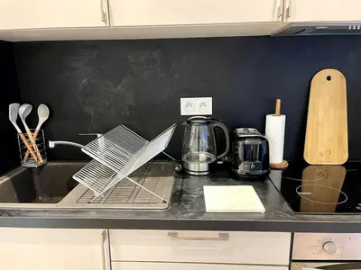 a kitchen counter top with a sink and a counter top at Joli 2 pièces avec terrasse, proche mer in Nice