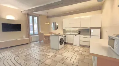a kitchen with a washer and dryer in a room at Proche du Cours Saleya et de la plage, dans le vieux Nice, spacieux et climatisé in Nice