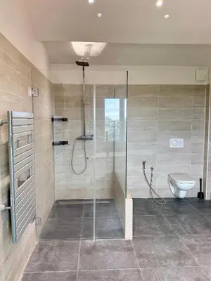 a bathroom with a shower and a toilet at Magnifique Studio Cagnes Sur Mer in Cagnes-sur-Mer