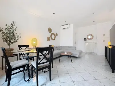 a living room with a couch and a table and chairs at Nice Carlone Appart 6 pers, Clim, proche mer, transports in Nice
