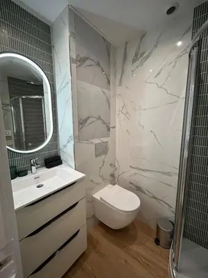 a bathroom with a toilet and a sink and a shower at Studio en plein cœur de Nice in Nice
