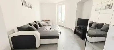 a living room with a couch and a television at Appartement au coeur de la ville in Nice