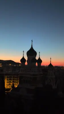 a building with crosses on top of it at sunset at 3P 72m2 Climatisé Vue exceptionnelle Cathédrale St Nicolas et Mer in Nice