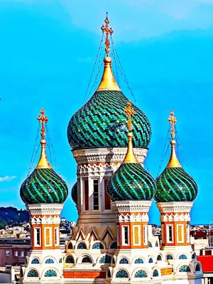 a church with domes on top at 3P 72m2 Climatisé Vue exceptionnelle Cathédrale St Nicolas et Mer in Nice