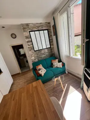 a living room with a blue couch and a window at T2 centre ville de Nice face de la gare routière Nice ville in Nice
