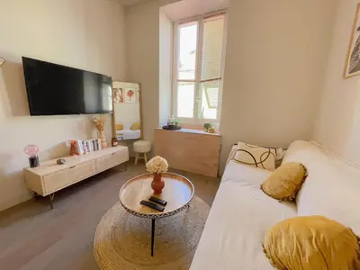a living room with a couch and a table at Appartement cozy au coeur de Nice in Nice
