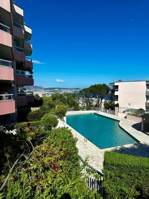 a swimming pool in front of a building at Superbe appartement 2 pièces avec piscine in Nice