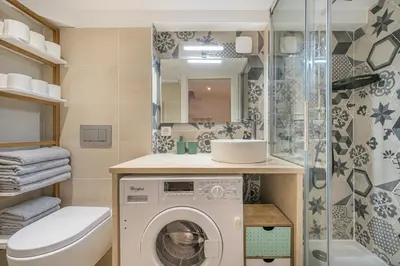 a bathroom with a washing machine and a shower at Le Duplex in Villefranche-sur-Mer
