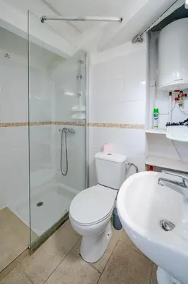 a bathroom with a toilet and a shower and a sink at Cosy studio proche Gare de Nice in Nice