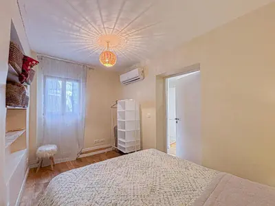 a bedroom with a bed and a light at Cozy 3 pièces, centre historique - Wifi, AC, 5pers in Nice