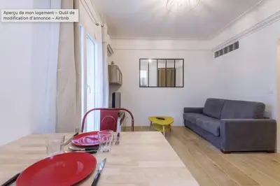 a living room with a table and a couch at Charmant studio rue Hérold - Wifi, AC, 2pers in Nice