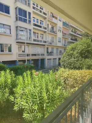 an apartment building with plants in front of it at Carré d'Or - Studio lumineux à 5 minutes de la plage in Nice