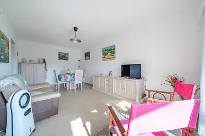 a living room with a couch and a tv at 2 pièces Calme Proche de la mer Parking en sous-sol in Cagnes-sur-Mer