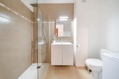 a bathroom with a toilet and a sink and a shower at 2 pièces Calme Proche de la mer Parking en sous-sol in Cagnes-sur-Mer