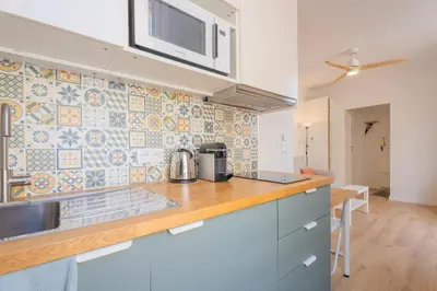 a kitchen with a counter top and a microwave at Studio Cosy à Nice in Nice