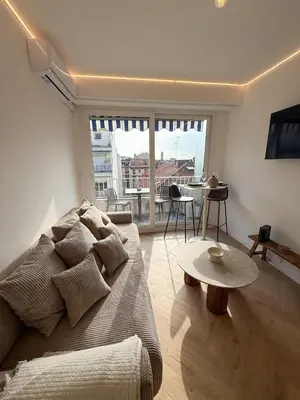 a living room with a couch and a table at Port de Nice, Appartement 4pers emplacement idéal tout équipé balcon in Nice
