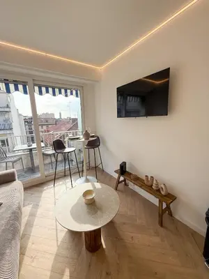 a living room with a couch and a table at Port de Nice, Appartement 4pers emplacement idéal tout équipé balcon in Nice
