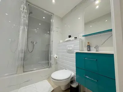 a bathroom with a shower and a toilet and a sink at ⁂ Appartement élégant et central à Nice in Nice