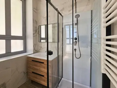 a bathroom with a shower and a sink at Joli studio rénové en centre-ville proche tramway in Nice