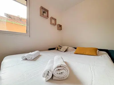 a white bedroom with a large bed and a window at Confort & Élégance - Wifi, 2 pers in Nice