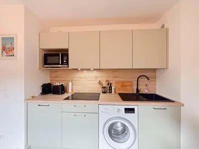 a kitchen with a washing machine and a microwave at Confort & Élégance - Wifi, 2 pers in Nice