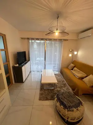 a living room with a couch and a table at 2P cosy à Nice in Nice