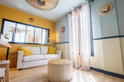 a living room with a couch and a table at Magnifique Appartement 3P in Nice