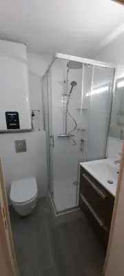 a bathroom with a shower and a toilet and a sink at Studio Cosy proche Carlone, balcon in Nice