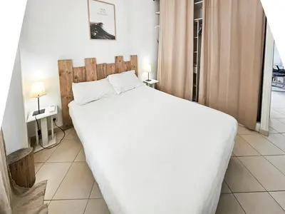 a bedroom with a large white bed in a room at Fontaine 4 Pers AC WiFi in Nice