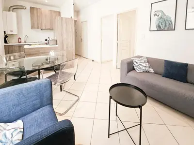 a living room with a couch and a table at Fontaine 4 Pers AC WiFi in Nice