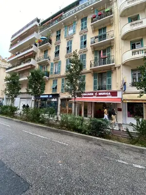 a building on the side of a street at Studio Cosy avec vue sur Montagnes, proche Gare in Nice